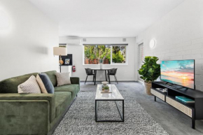 Chic 1-Bed Apartment Across from Royal Park